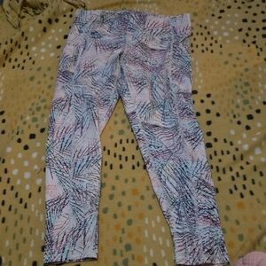 🩵2 For $15🩵Patterned Women's Cropped Pants Size Medium Has Pockets